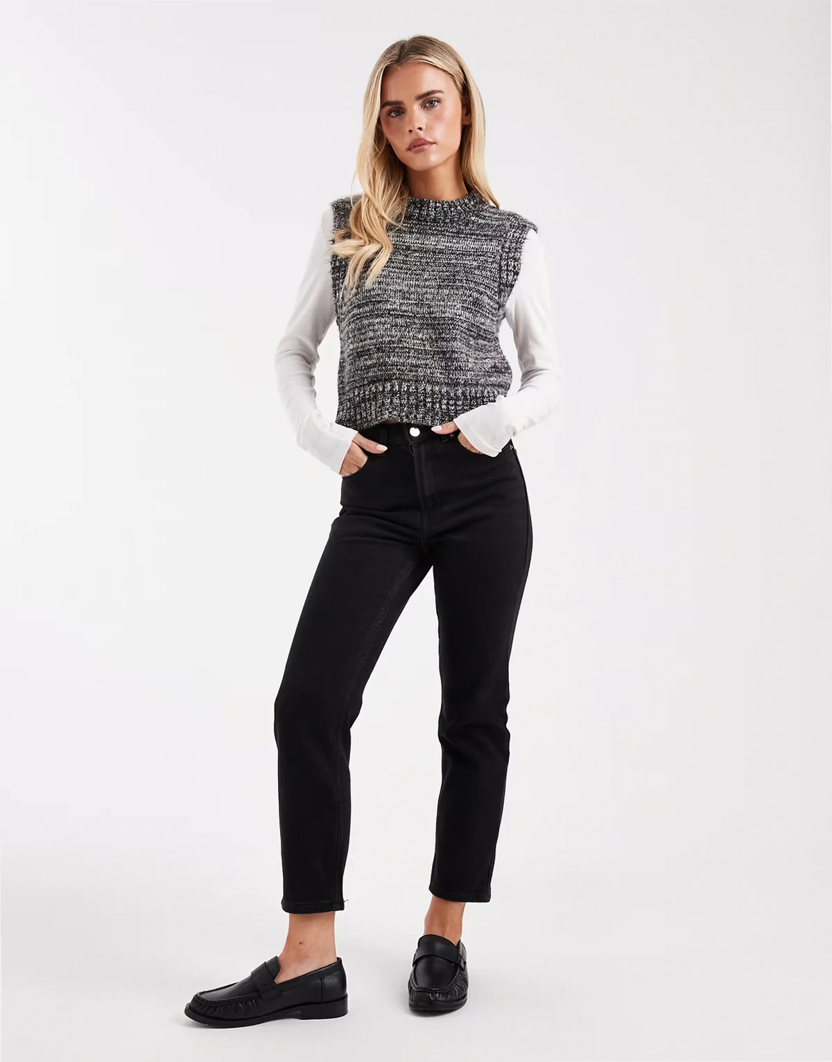 – Emily – Czarne jeansy z wysokim stanem i prostymi nogawkami