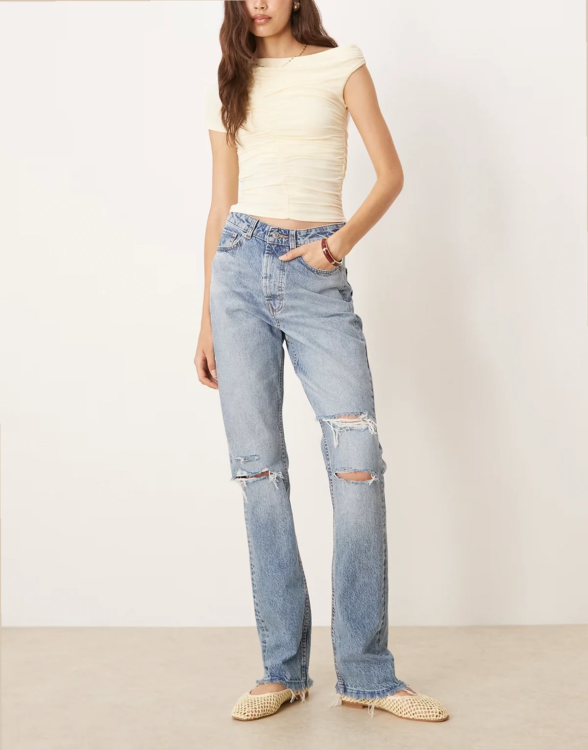 ASOS DESIGN Tall – Circular Design Collection – Jasnoniebieskie jeansy o prostym kroju ze średnim stanem i przetarciami