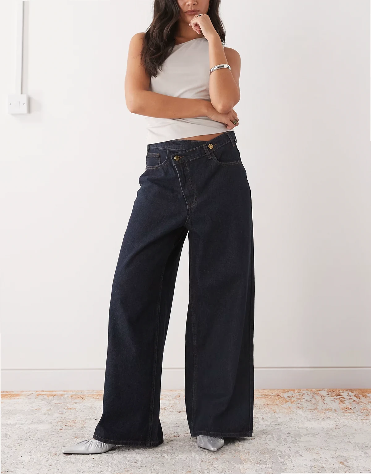 – Blue Crush – Jeansy z szerokimi nogawkami, niskim stanem i asymetryczną talią w kolorze indygo