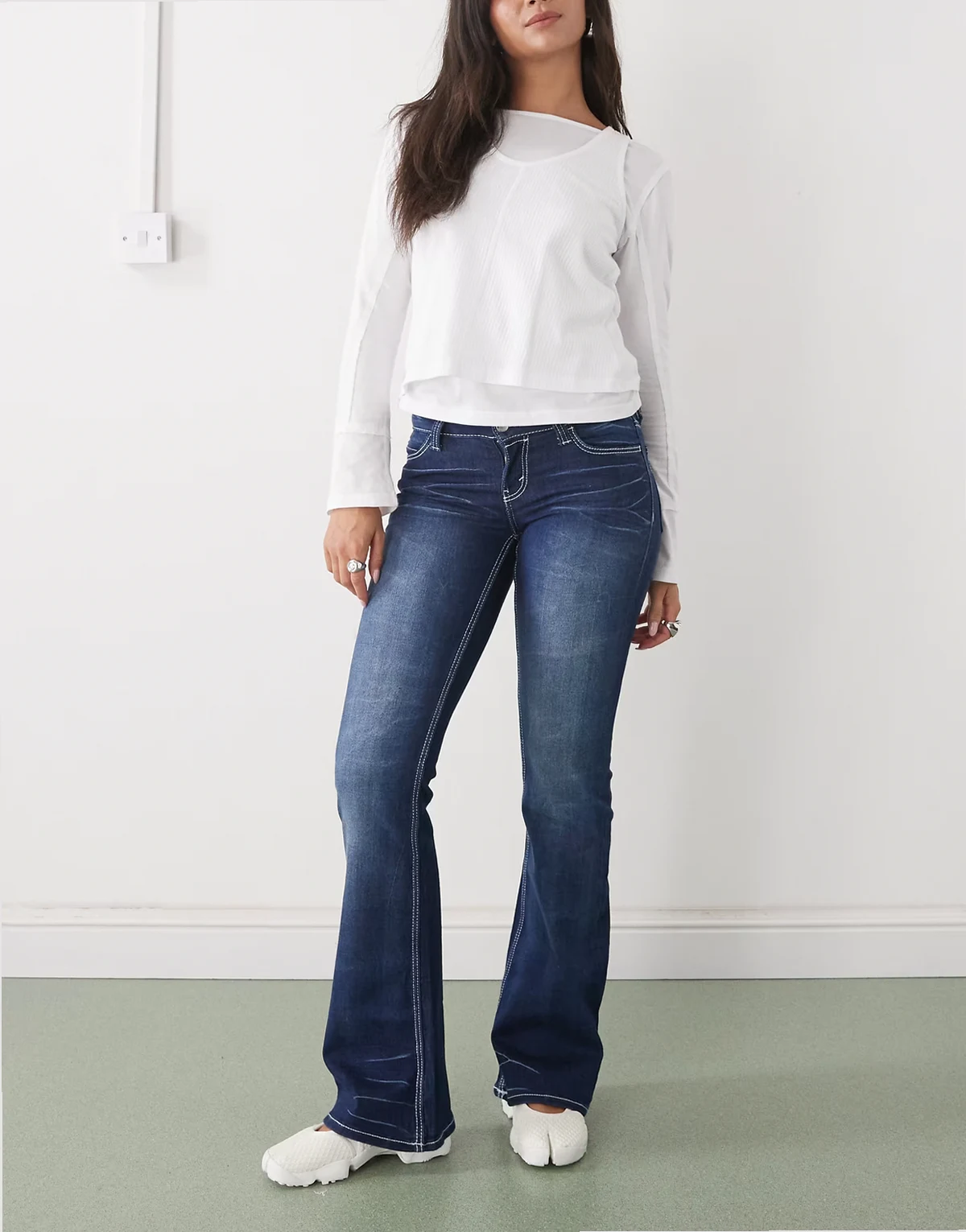 – Booty Bei – Ciemnoniebieskie elastyczne jeansy bootcut z niskim stanem i haftowanymi motywami na tylnych kieszeniach