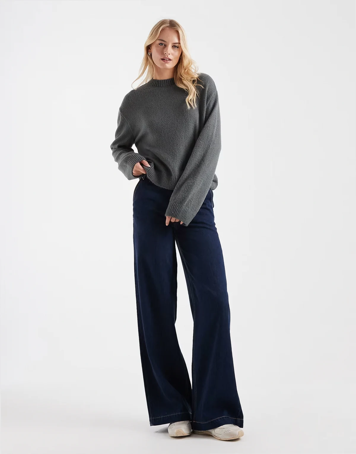 – Ciemnoniebieskie jeansy z bardzo szerokimi nogawkami i średnim stanem