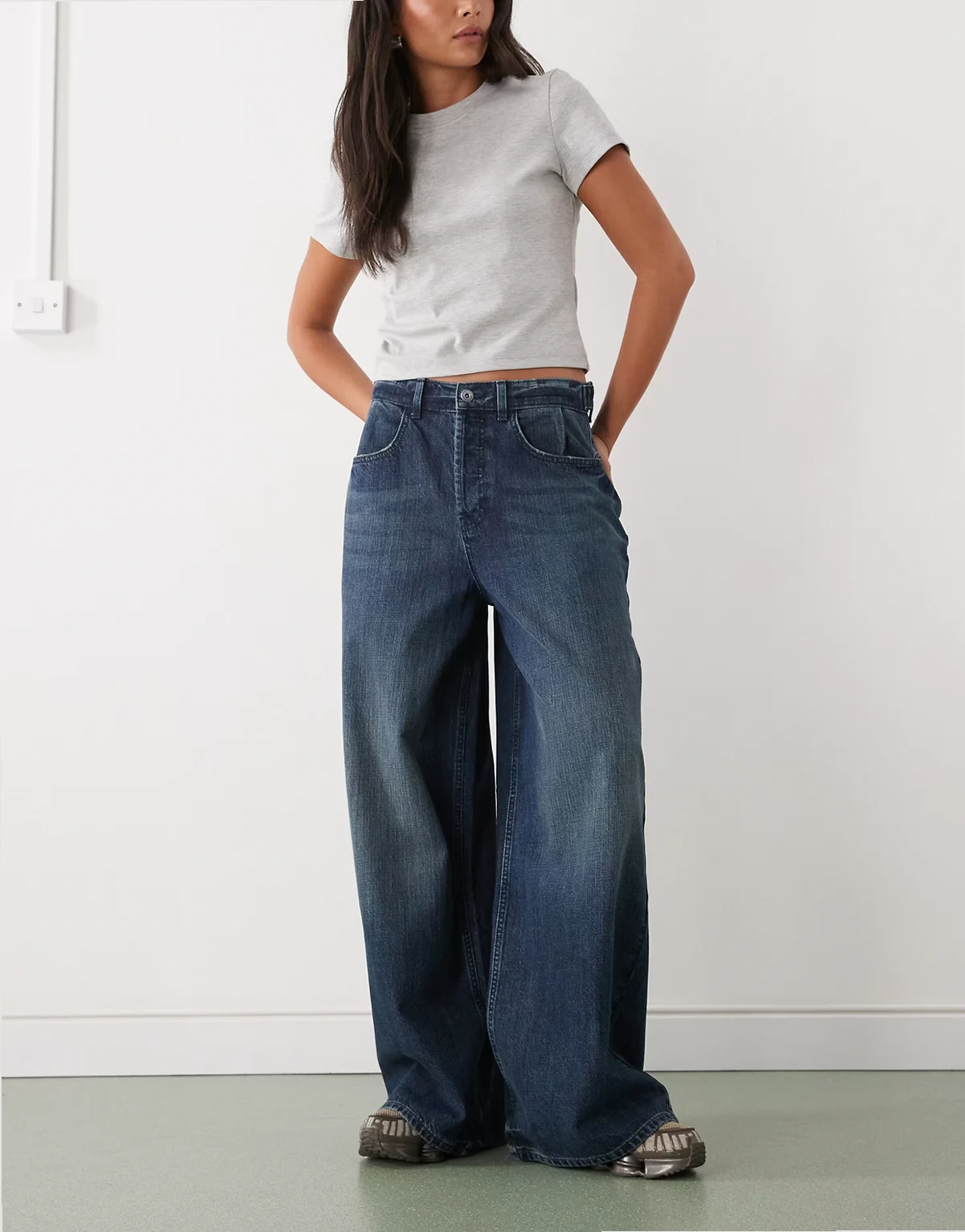 – X007 – Superweite Jeans in mittelblauer, strukturierter Grunge-Waschung mit niedrigem Bund