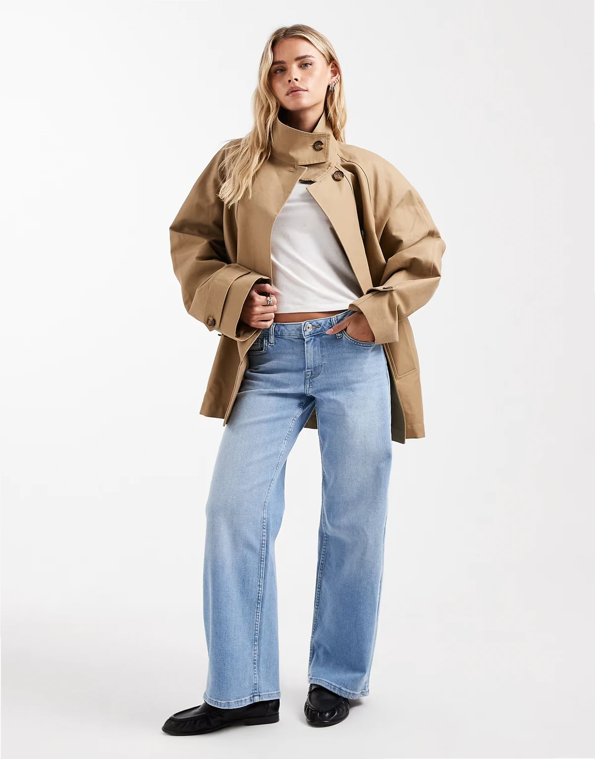 – Judy – Jasnoniebieskie jeansy z szerokimi nogawkami i obniżonym stanem