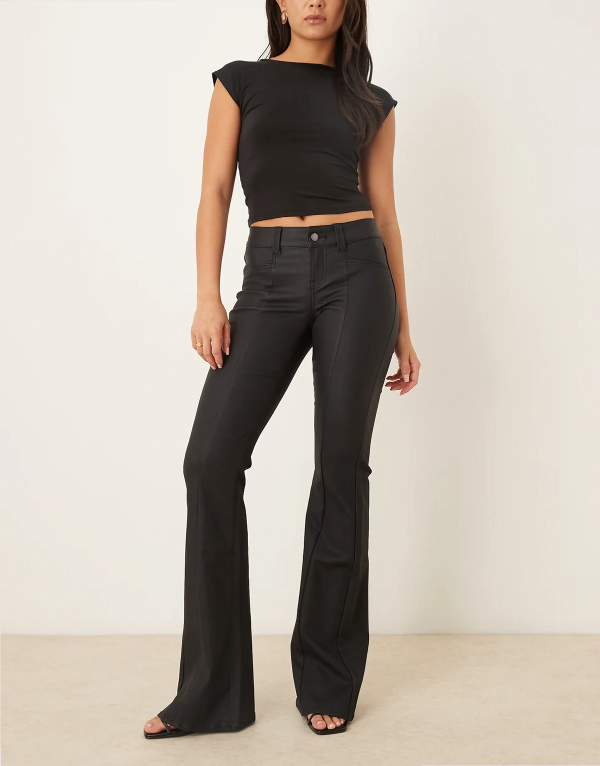 – Schwarze Jeans aus beschichtetem Kunstleder
