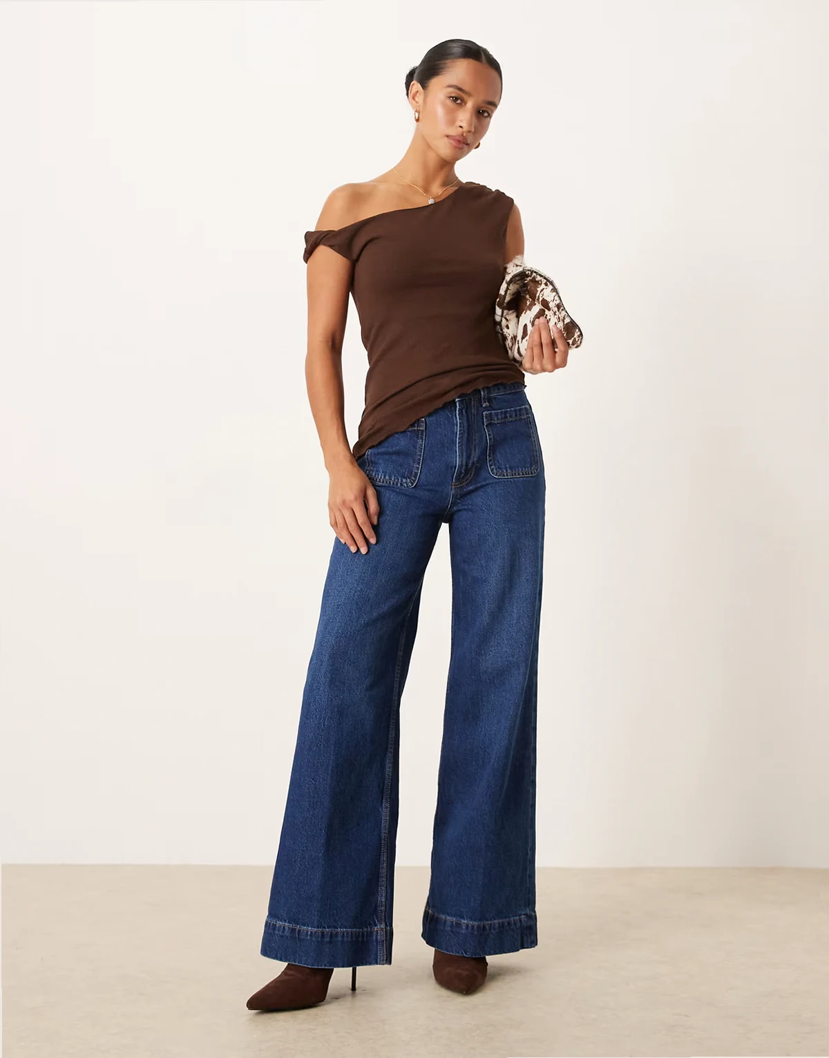 ASOS DESIGN Petite – Jeans in dunkler Waschung mit hohem Bund, weitem Bein und Vordertaschen