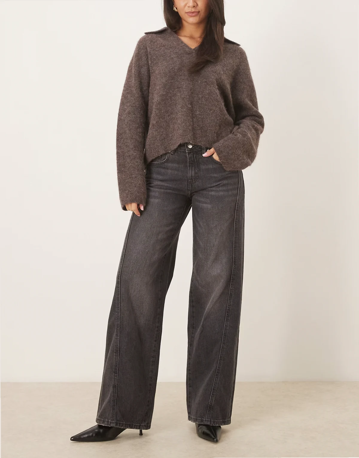 – Weite Jeans in Off-Schwarz mit niedrigem Bund und Nahtdetail vorne