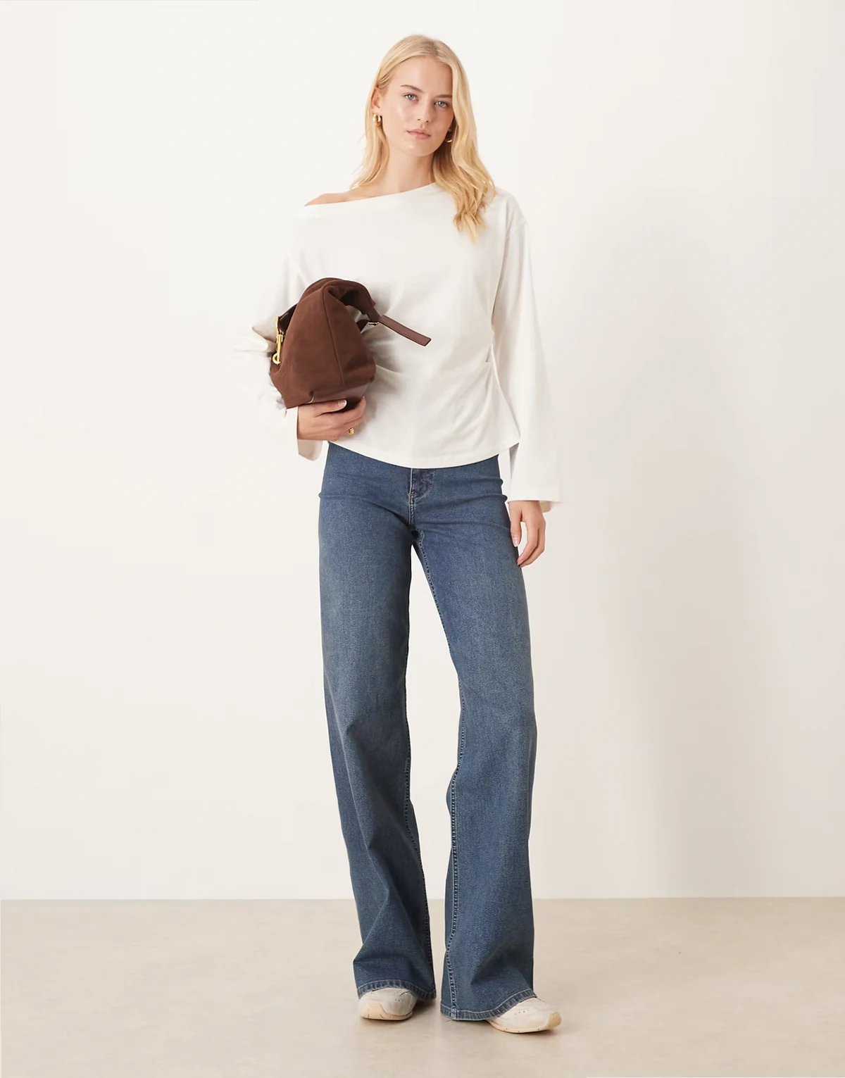 – Jeans in Dunkelblau mit weitem Schnitt und hohem Bund