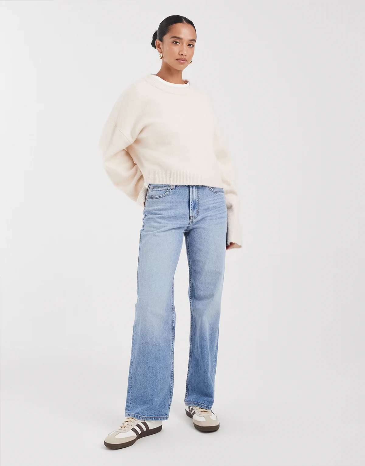 ASOS DESIGN Petite – Bequeme Stretch-Jeans in hellem Mittelblau mit geradem Schnitt