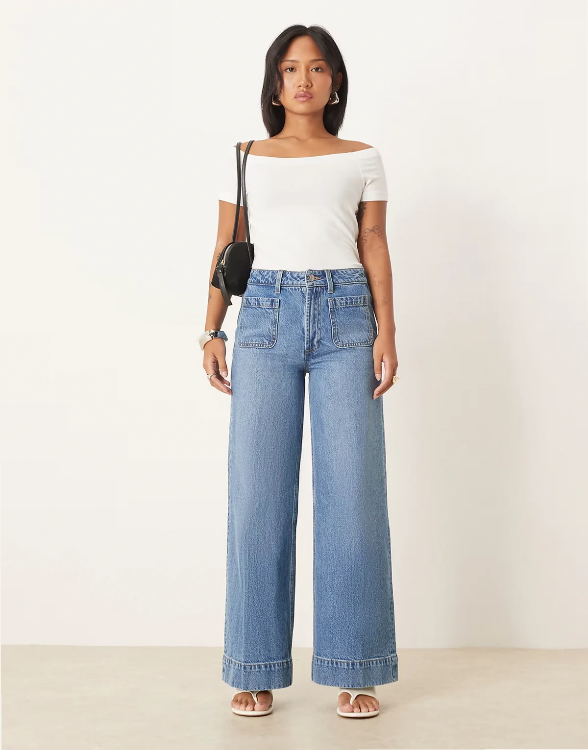 ASOS DESIGN Petite – Jeans in Mittelblau mit hohem Bund, weitem Schnitt und Vordertaschen
