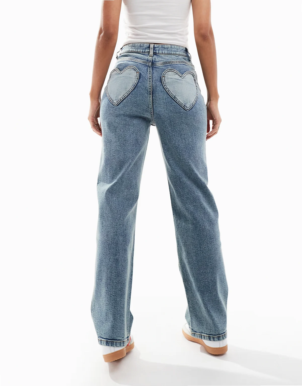 – Gerade geschnittene Jeans in Dirty-Waschung mit Herztaschen