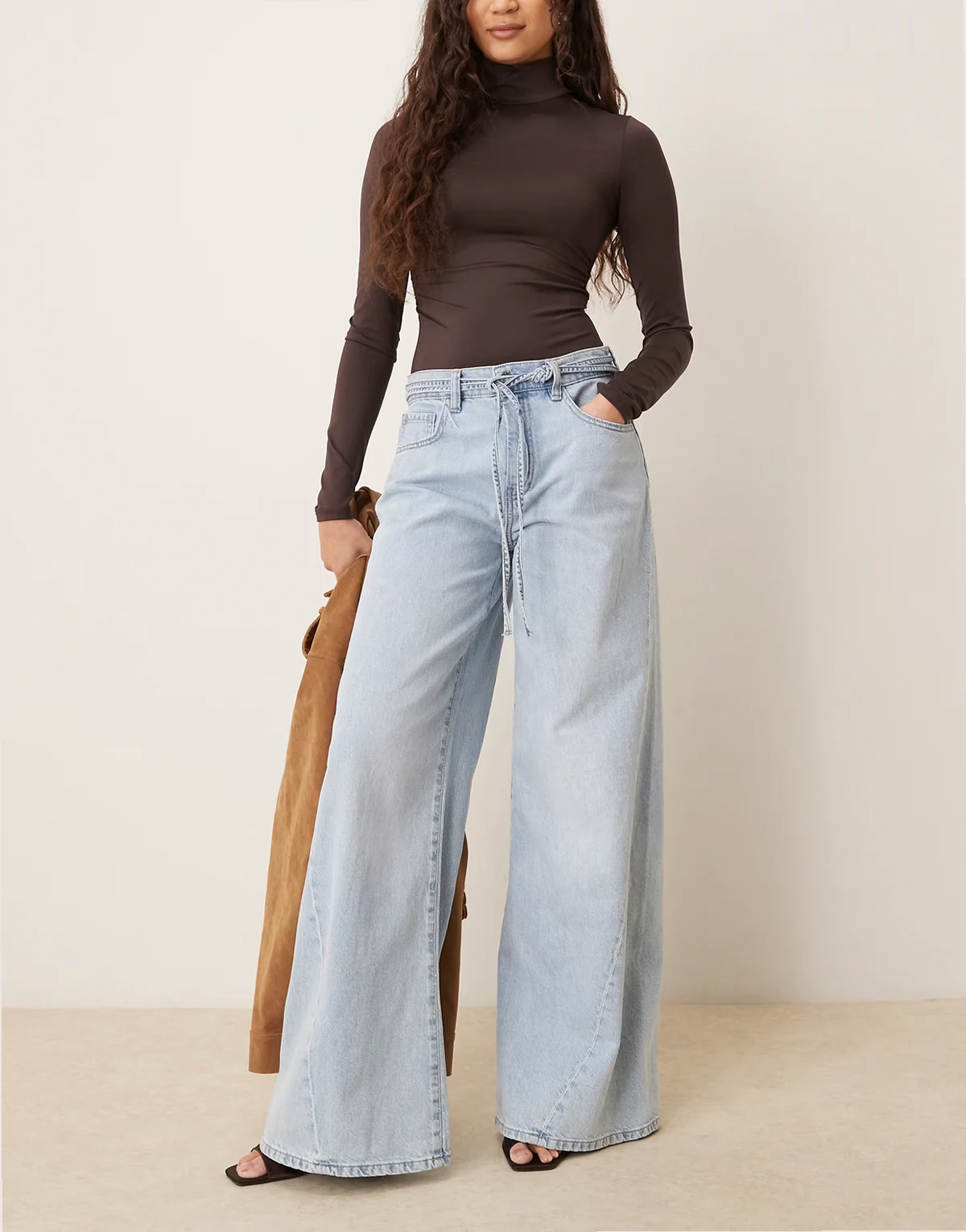 – Jeans in Hellblau mit weitem Bein und verdrehtem Detail