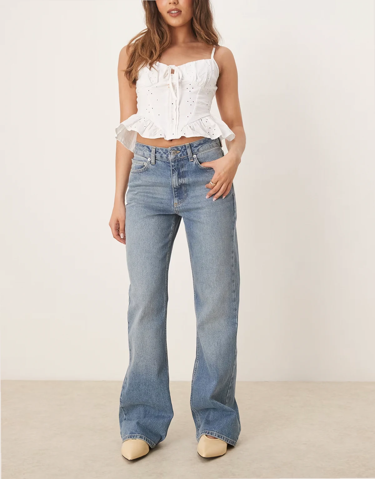 – Niebieskie jeansy w stylu bootcut