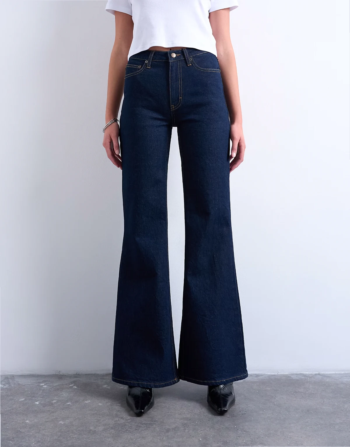 – Pippa – Dzwony jeansowe ze średnim stanem i comfort stretchem w kolorze indygo
