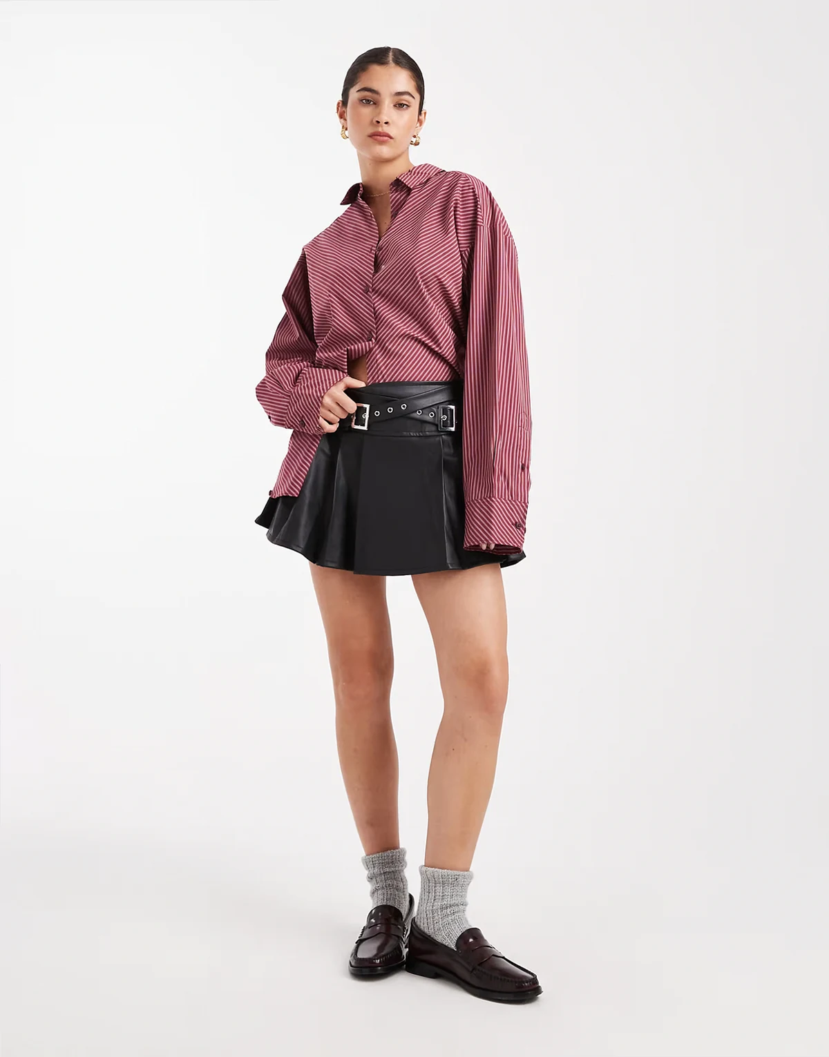 – Kurzer Kilt-Faltenrock aus Kunstleder in Schwarz mit Schnallen