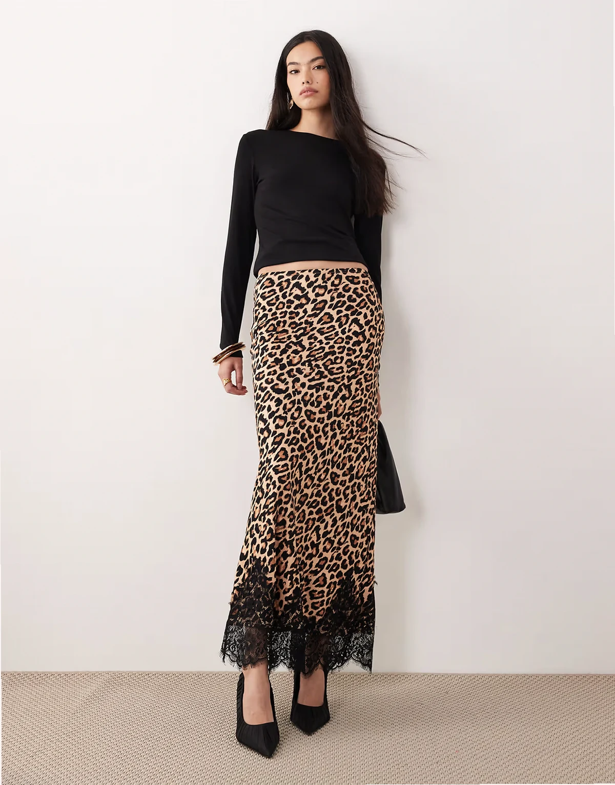 – Satynowa spódnica midi w panterkę z koronką u dołu