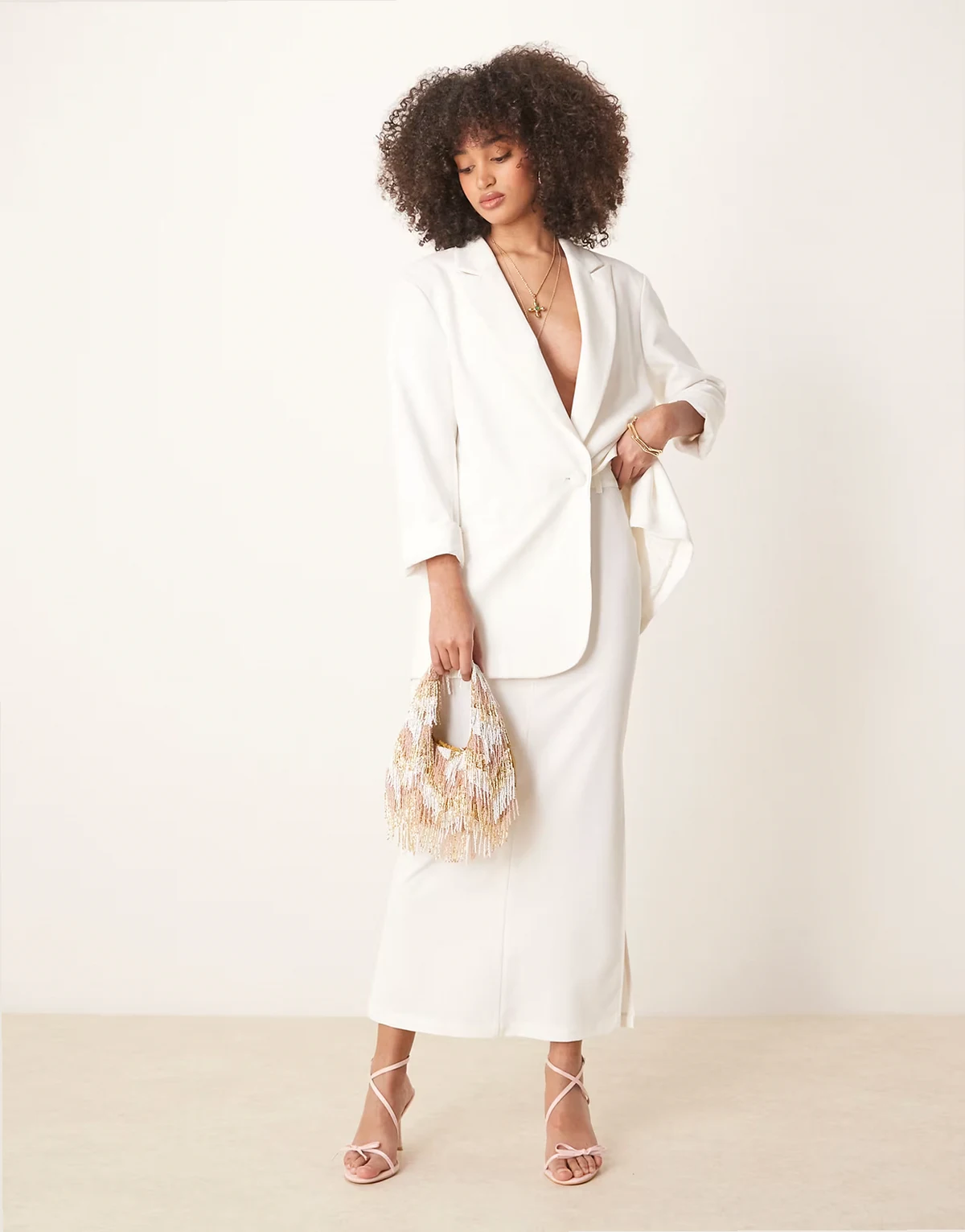 – Kremowa elegancka spódnica midaxi