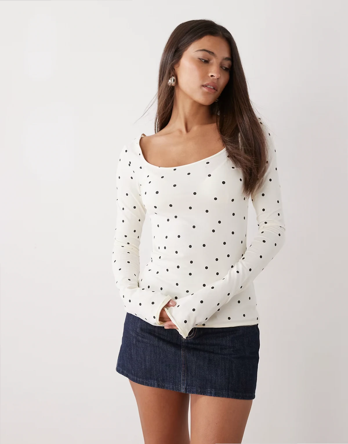 long sleeve scoop neck top in cream polka dot