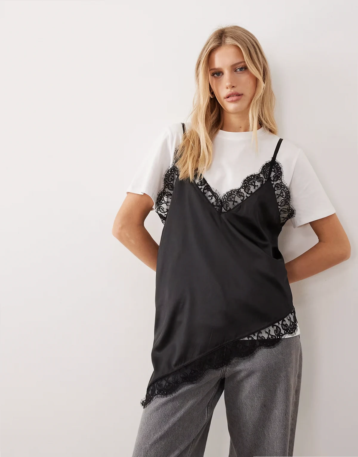 – Biały T-shirt oversize z satynowym podkoszulkiem z koronką na wierzchu