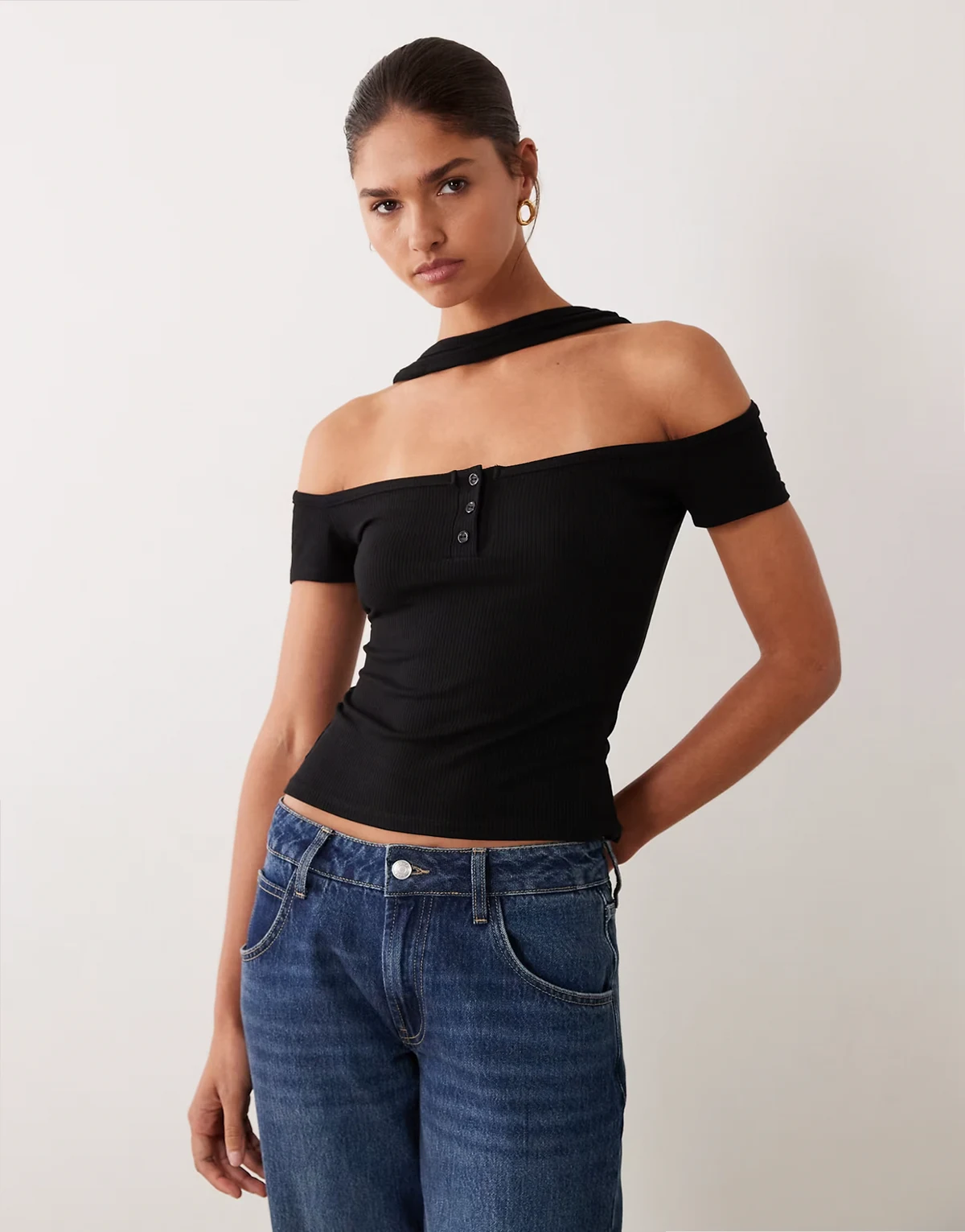 – Czarny top z dekoltem bandeau i szalem