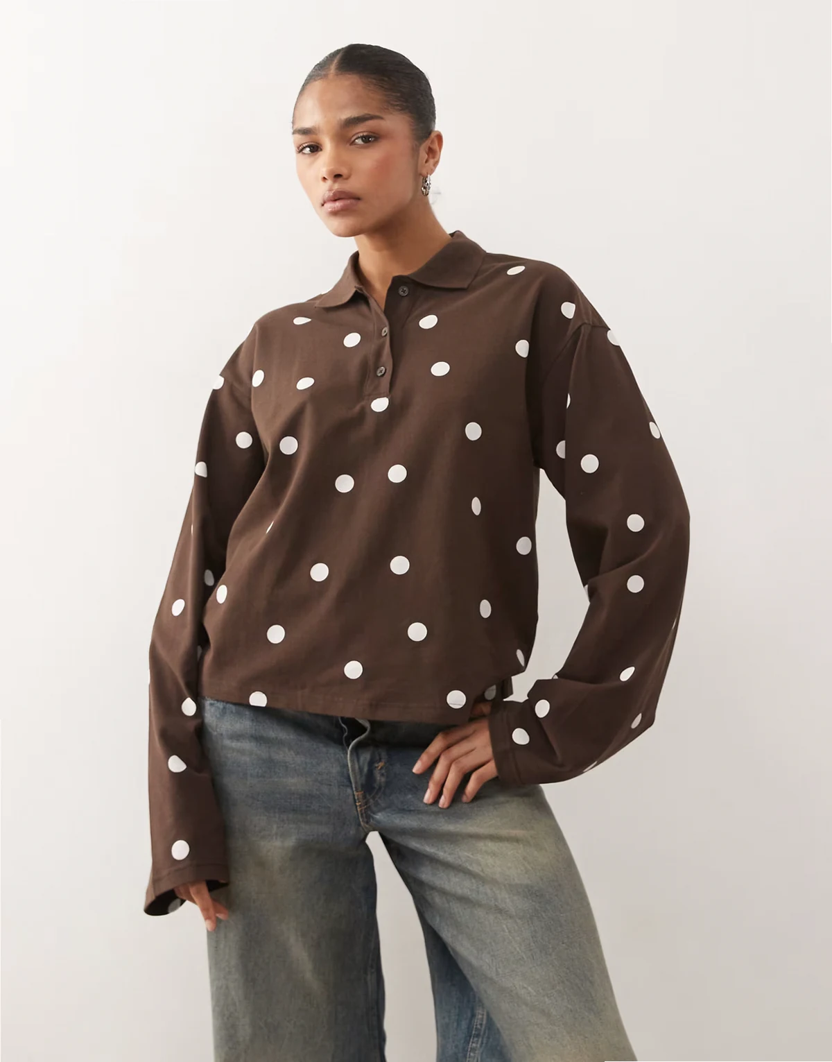 – Langärmliges Rugby-Polohemd in Schokobraun mit weißen Polka Dots und Oversize-Schnitt