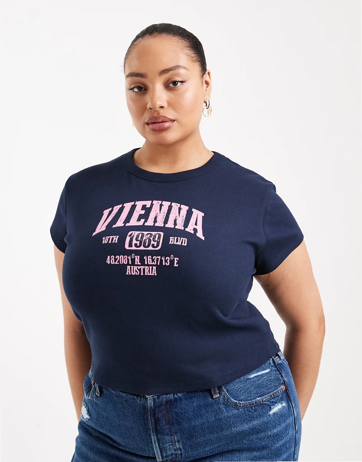 ASOS DESIGN Curve – Granatowy krótki T-shirt z grafiką z napisem „Vienna”