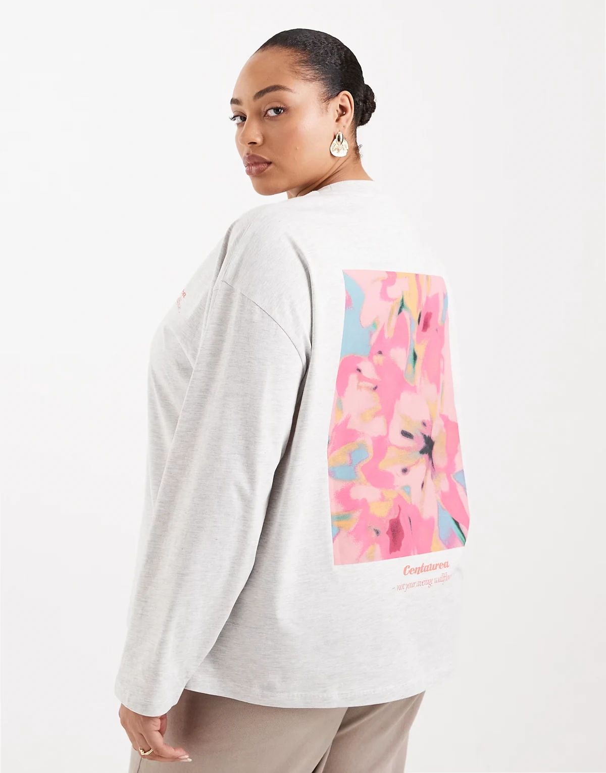 ASOS DESIGN Curve – Jasnoszary melanżowy T-shirt z długimi rękawami i grafiką z kwiatami