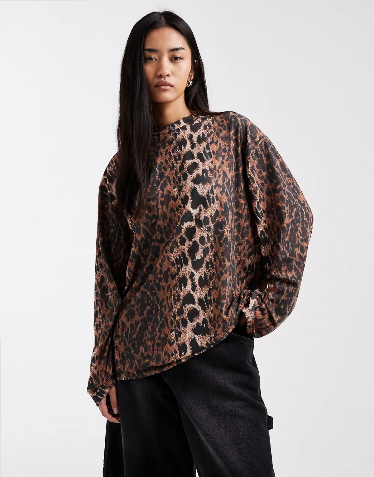 – Top oversize z długim rękawem w panterkę