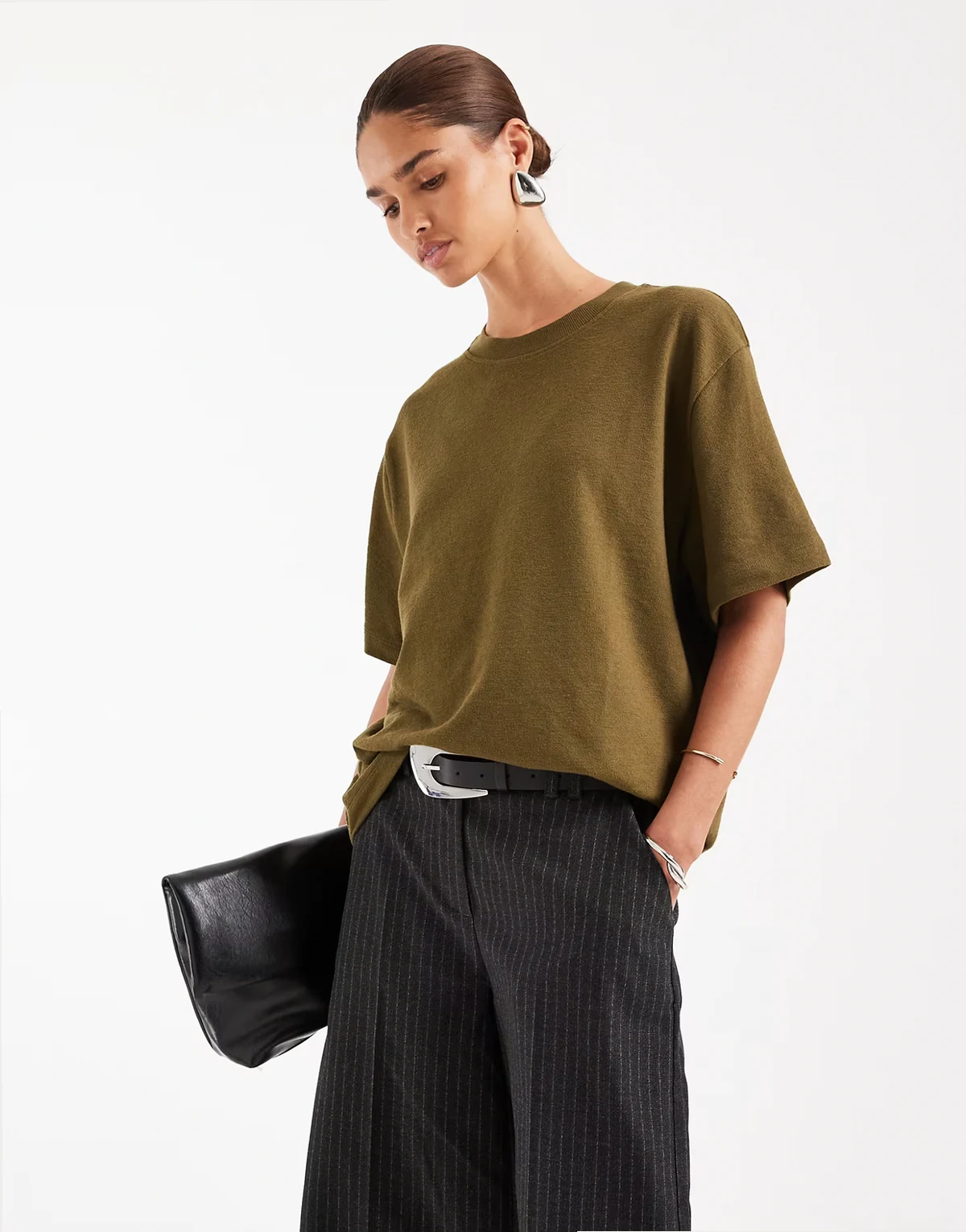 – Oliwkowy fakturowany T-shirt dżersejowy oversize