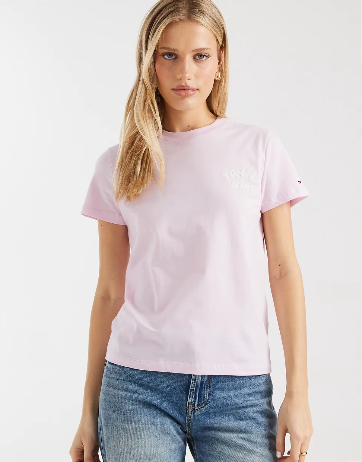– Różowy T-shirt z wypukłym logo