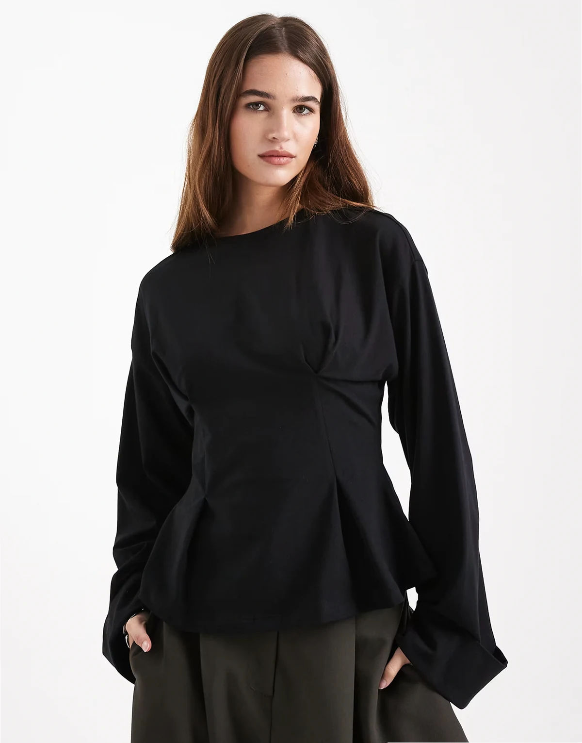 – Czarny taliowany T-shirt z długimi rękawami z szerokimi mankietami