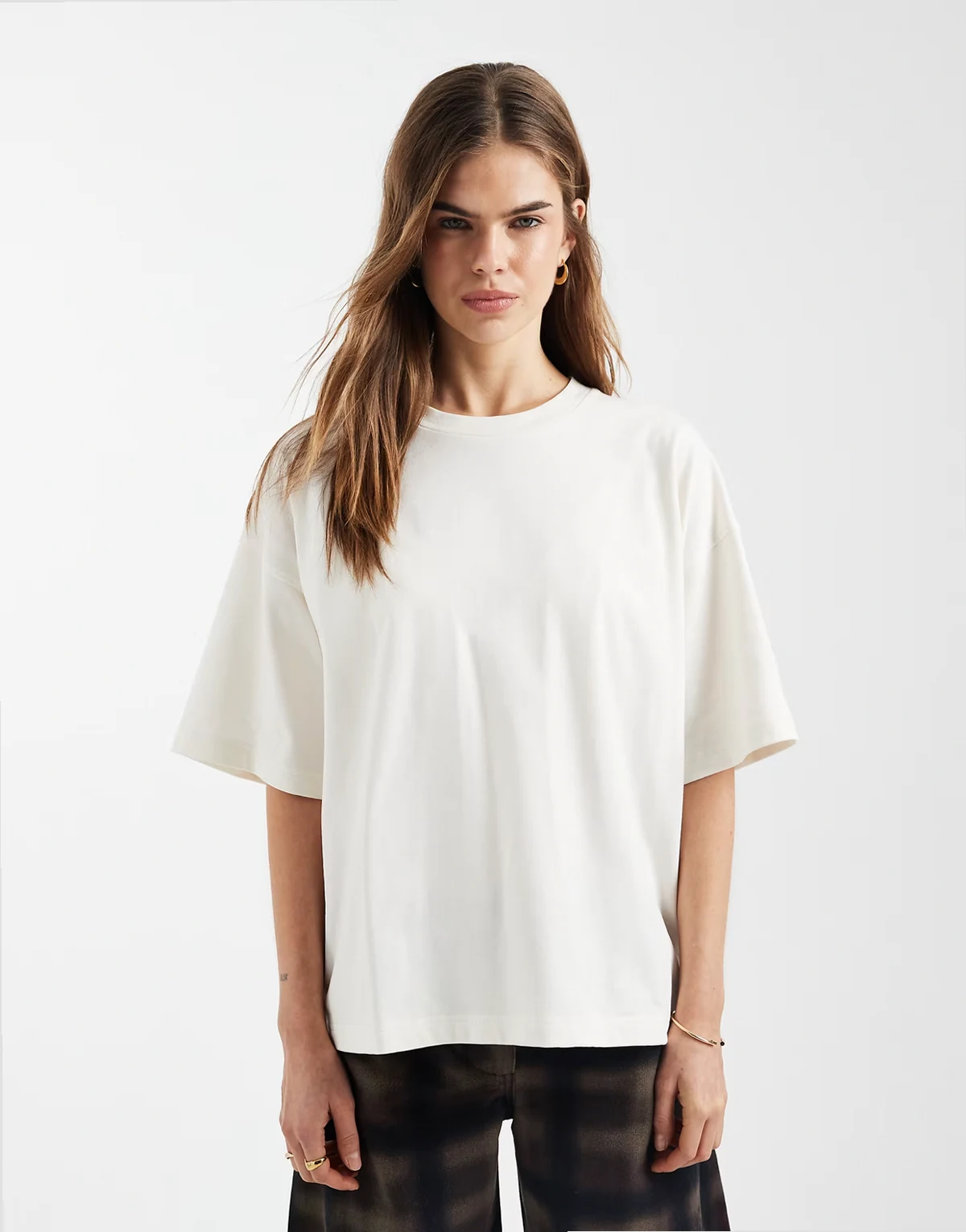 – Exklusives Alltags-T-Shirt in Cremeweiß mit Logo-Stickerei und Oversize-Schnitt