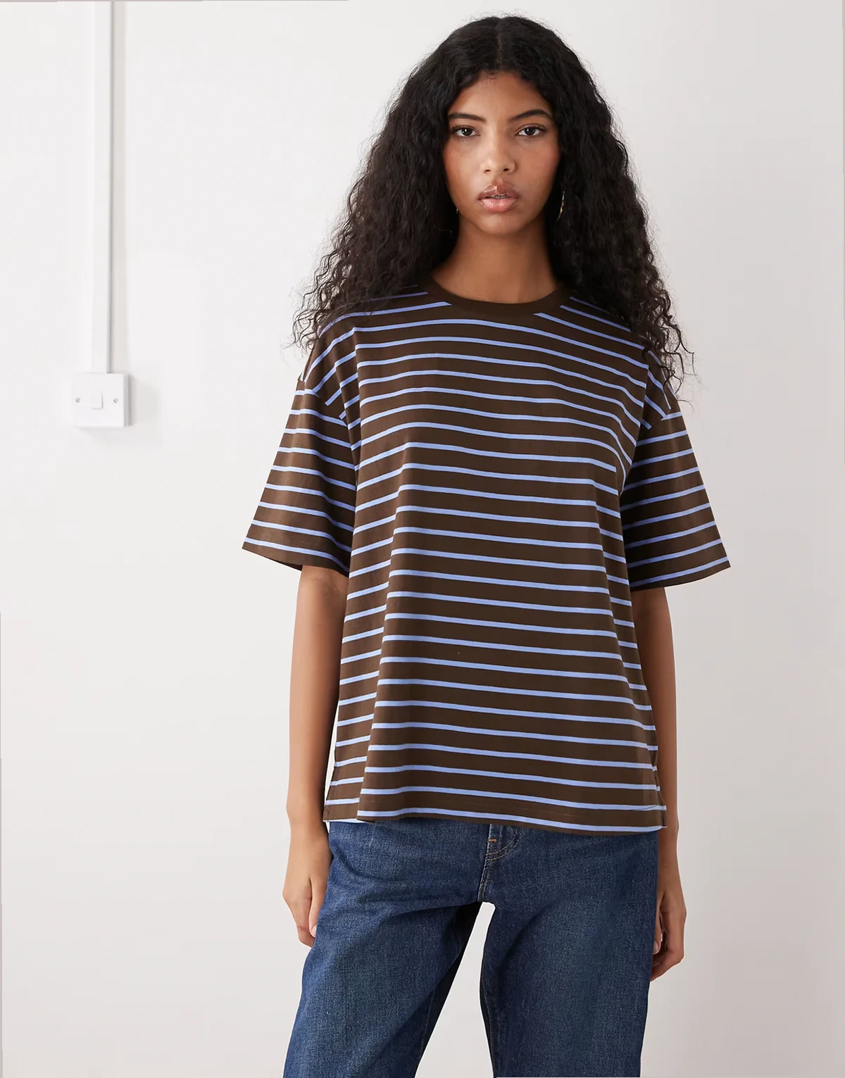 – Gestreiftes Oversize-T-Shirt in Schokobraun und Blau