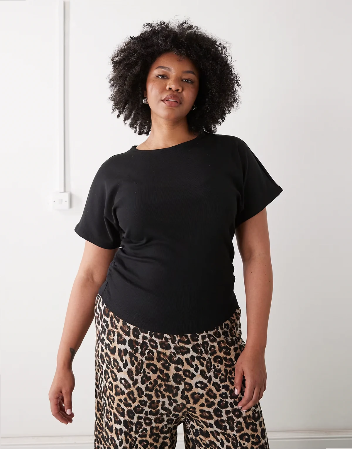 – T-Shirt in Schwarz mit geraffter Taille