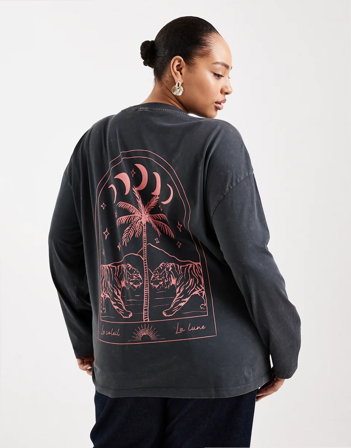 ASOS DESIGN Curve – Grafitowy sprany T-shirt z długimi rękawami i grafiką z księżycem i tygrysem