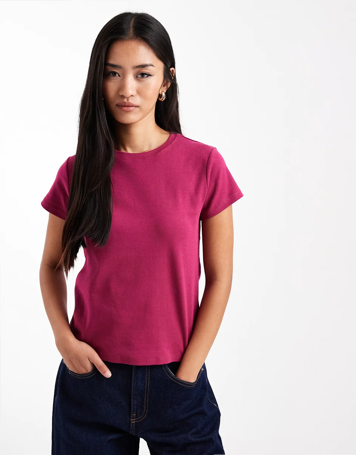 – Ciemnoróżowy przylegający T-shirt w stylu lat 90.