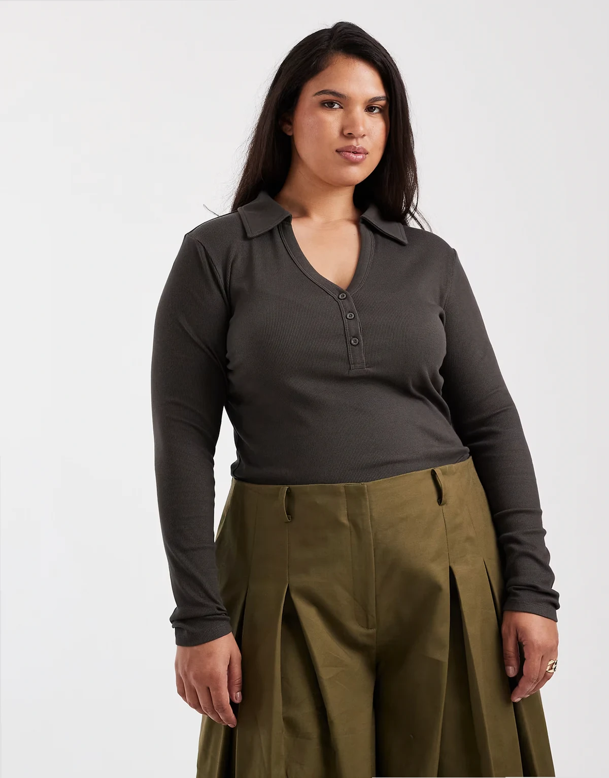 ASOS DESIGN Curve – Prążkowany grafitowy top o skróconym fasonie z dekoltem typu henley z kołnierzem i długimi rękawami