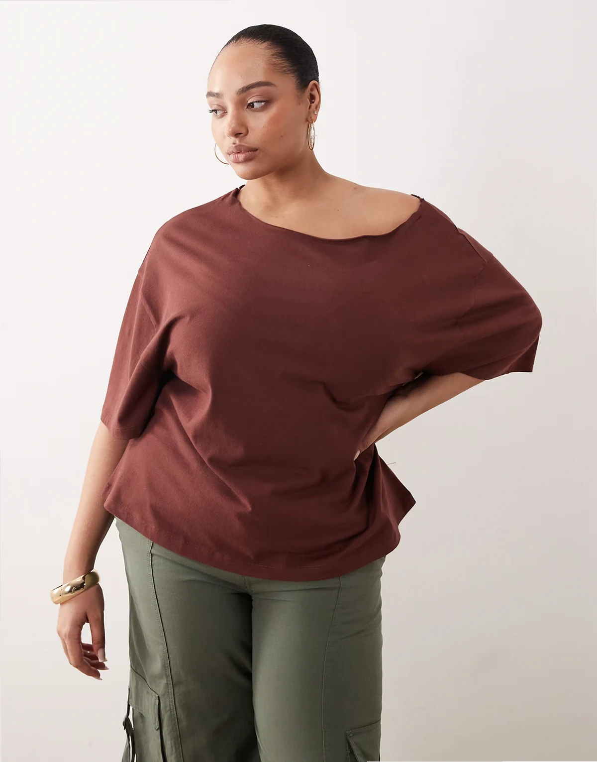 ASOS DESIGN Curve – Czekoladowy bardzo luźny T-shirt oversize z odsłoniętym ramieniem