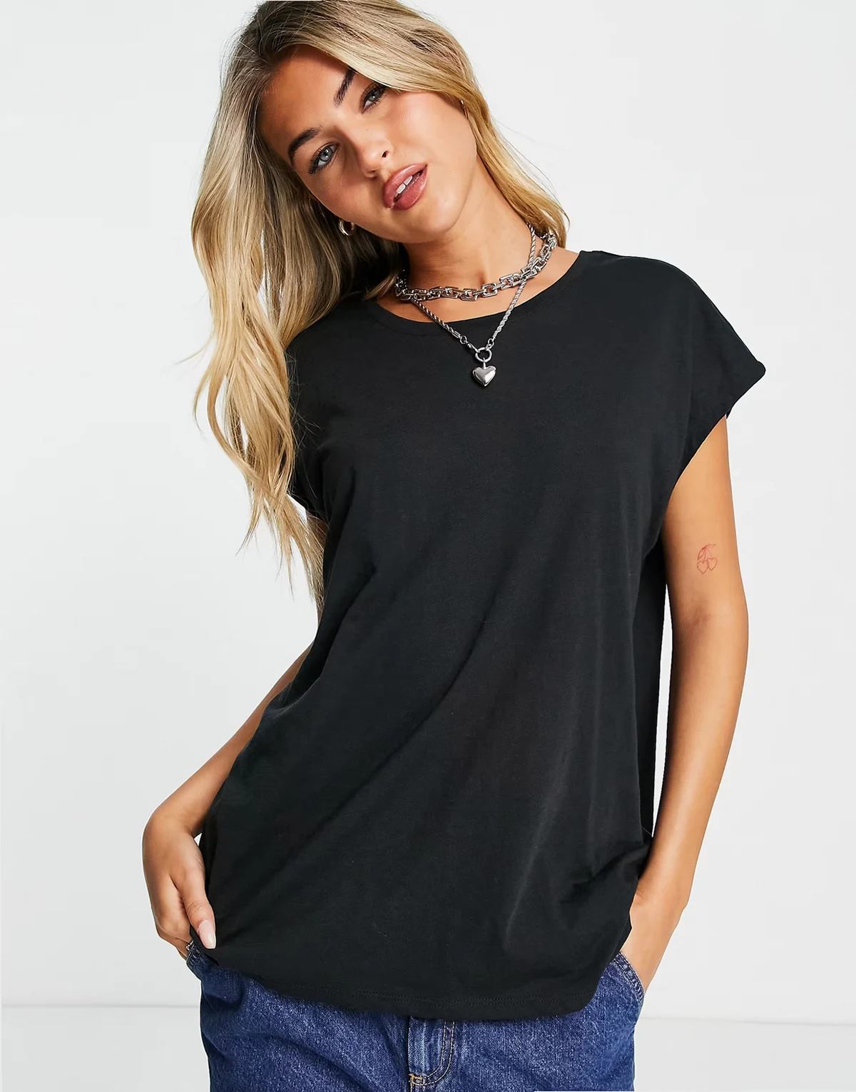 – T-Shirt mit U-Boot-Ausschnitt in Schwarz