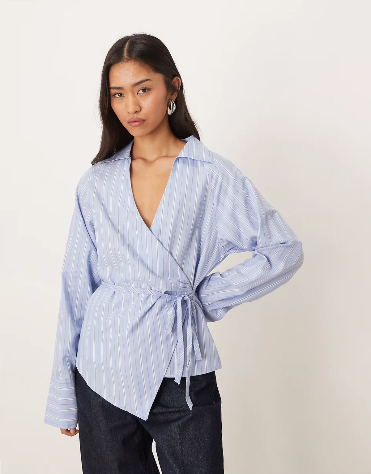 – Wickelbluse aus reiner Baumwolle in gestreiftem Blau