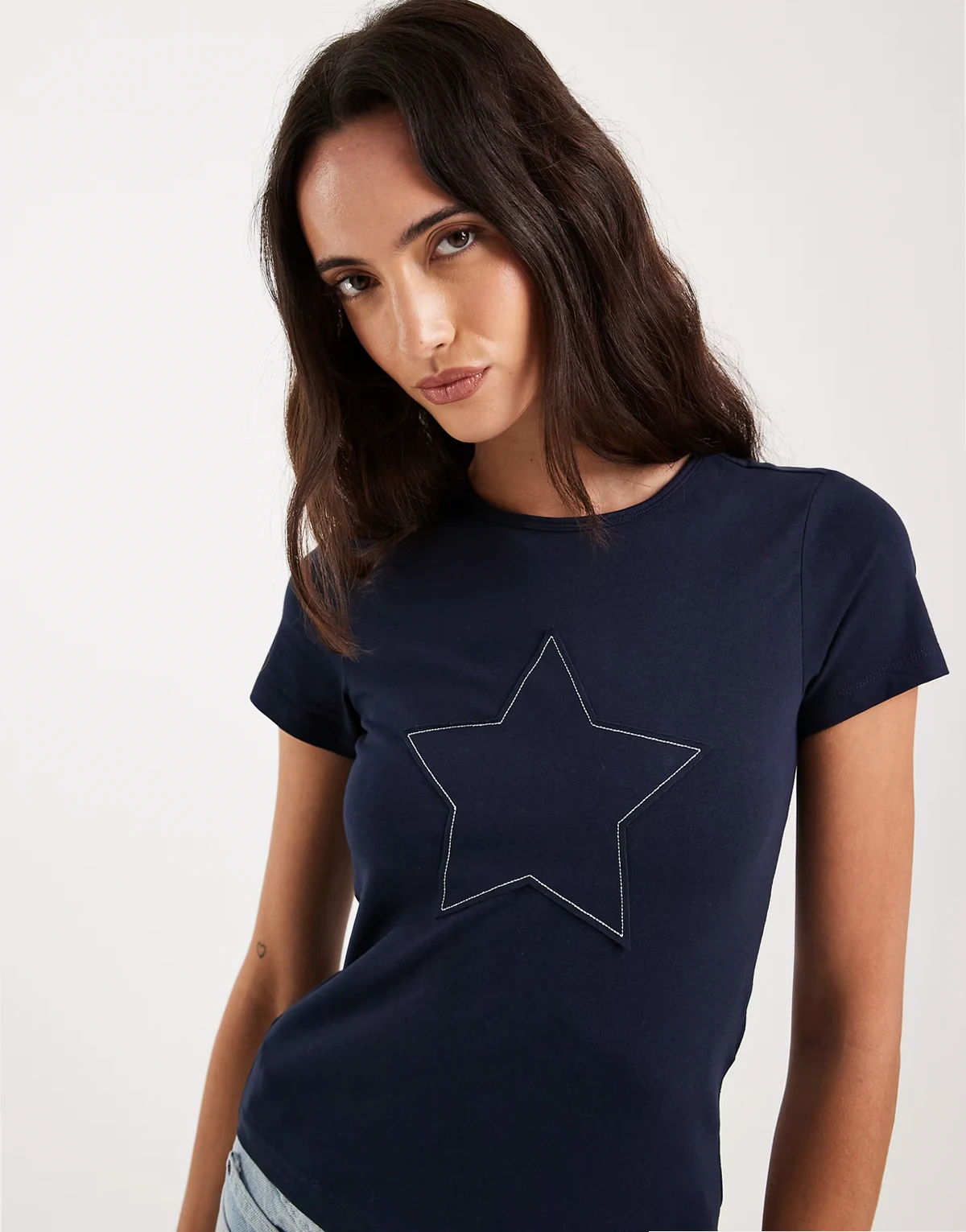 – Knapp geschnittenes T-Shirt in Marineblau mit Sternen-Print