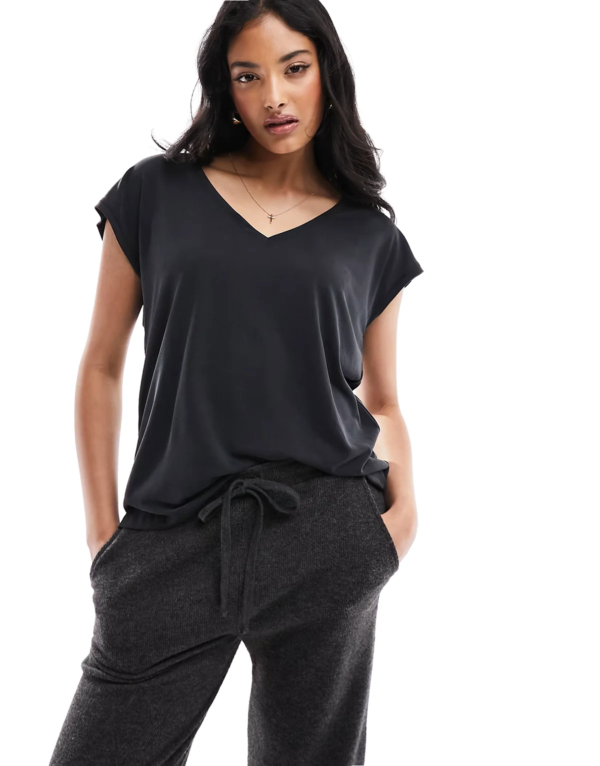 – Schwarzes T-Shirt mit V-Ausschnitt
