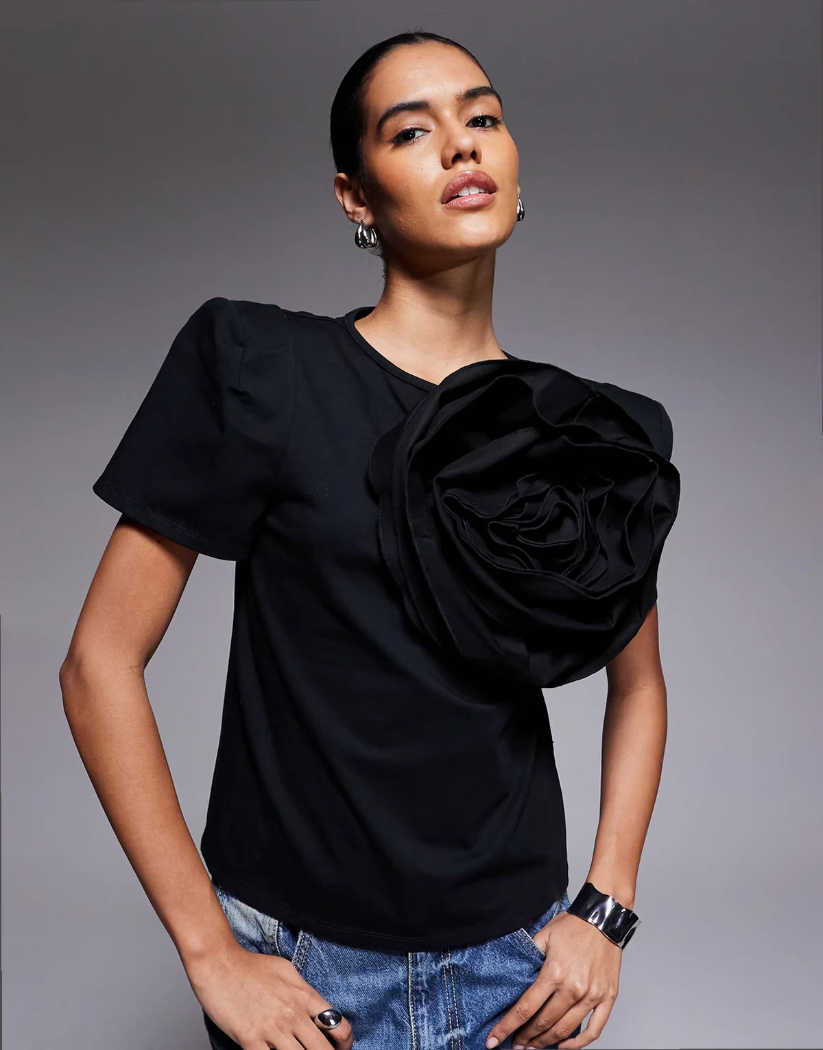 – T-Shirt aus hochwertigem Material in Schwarz mit Blumenapplikation