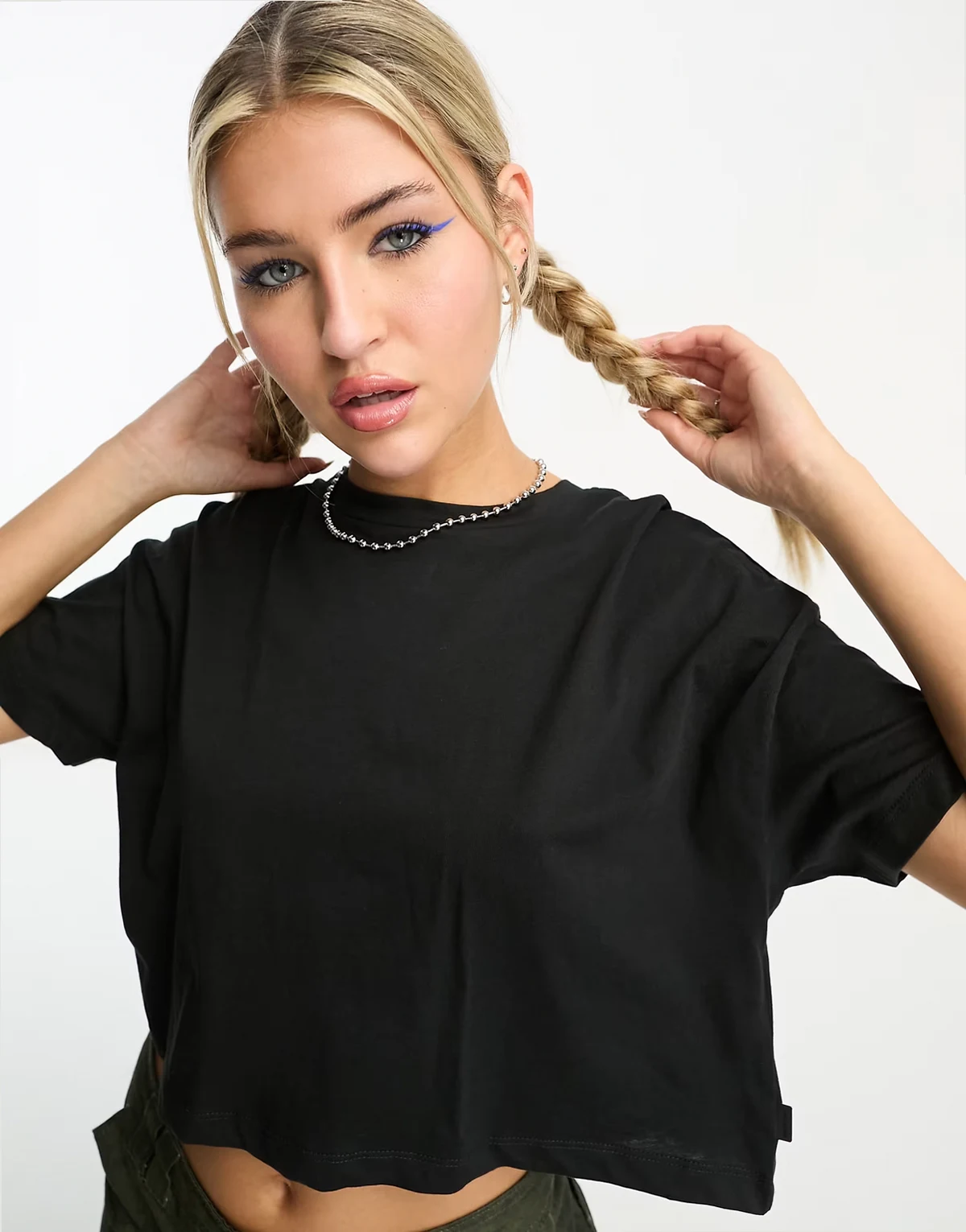 – Kurz geschnittenes T-Shirt in Schwarz