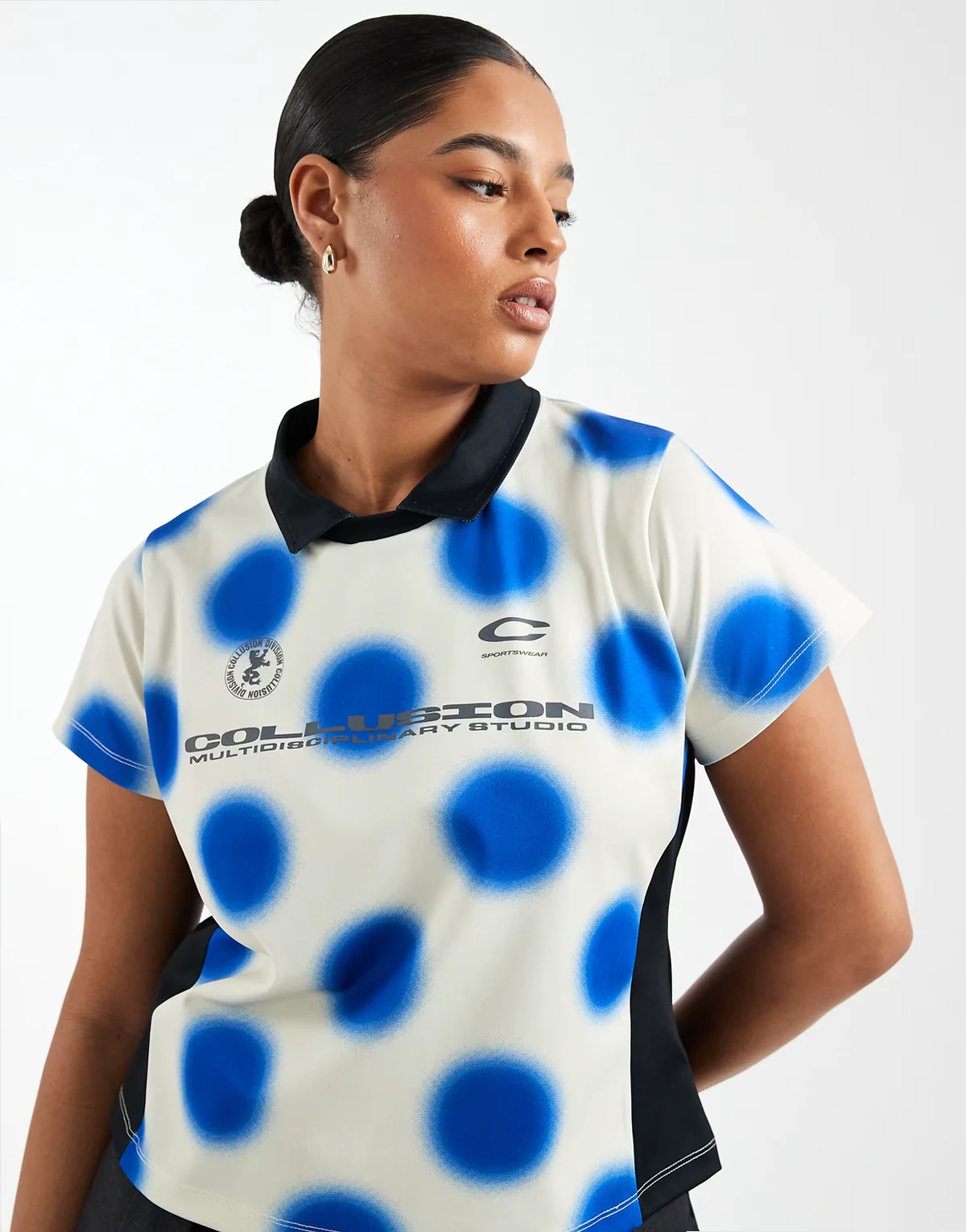 Plus – Figurbetontes Fußball-T-Shirt mit verschwommenen Polka-Dots