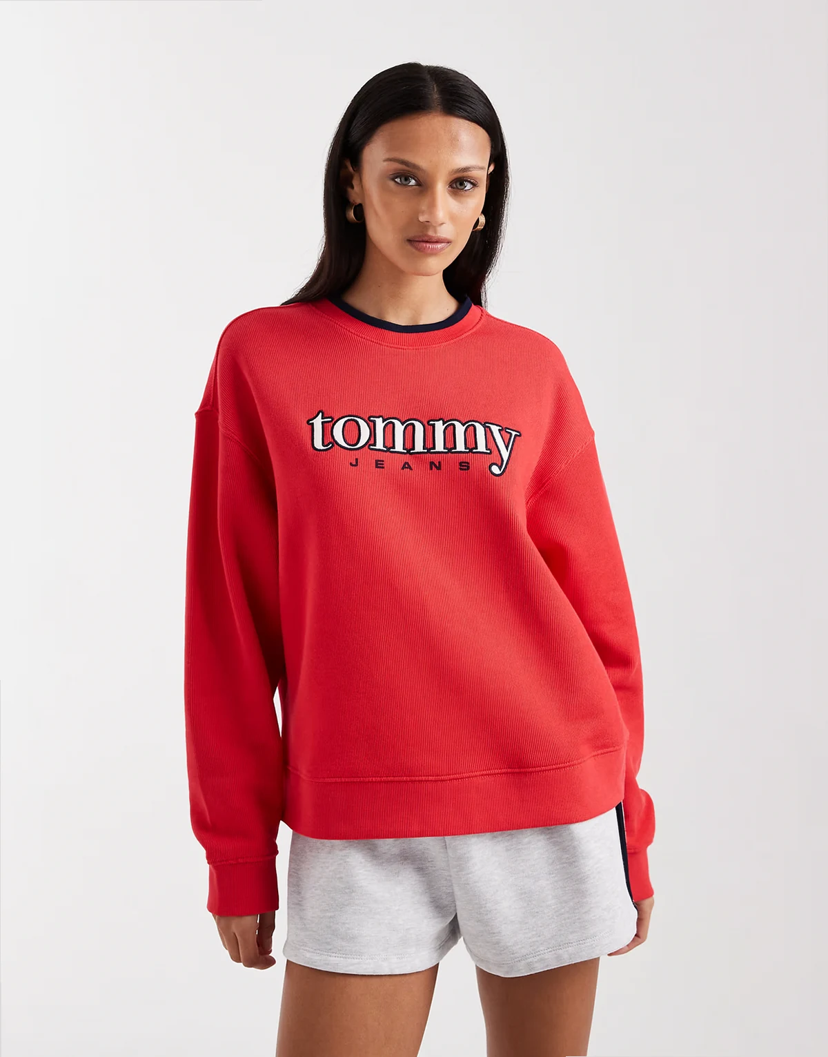 – Czerwony T-shirt z logo z aplikacją z logo w stylu retro