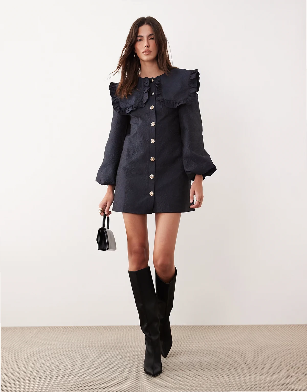 – Granatowa sukienka mini oversize z balonowymi rękawami i dużym kołnierzem