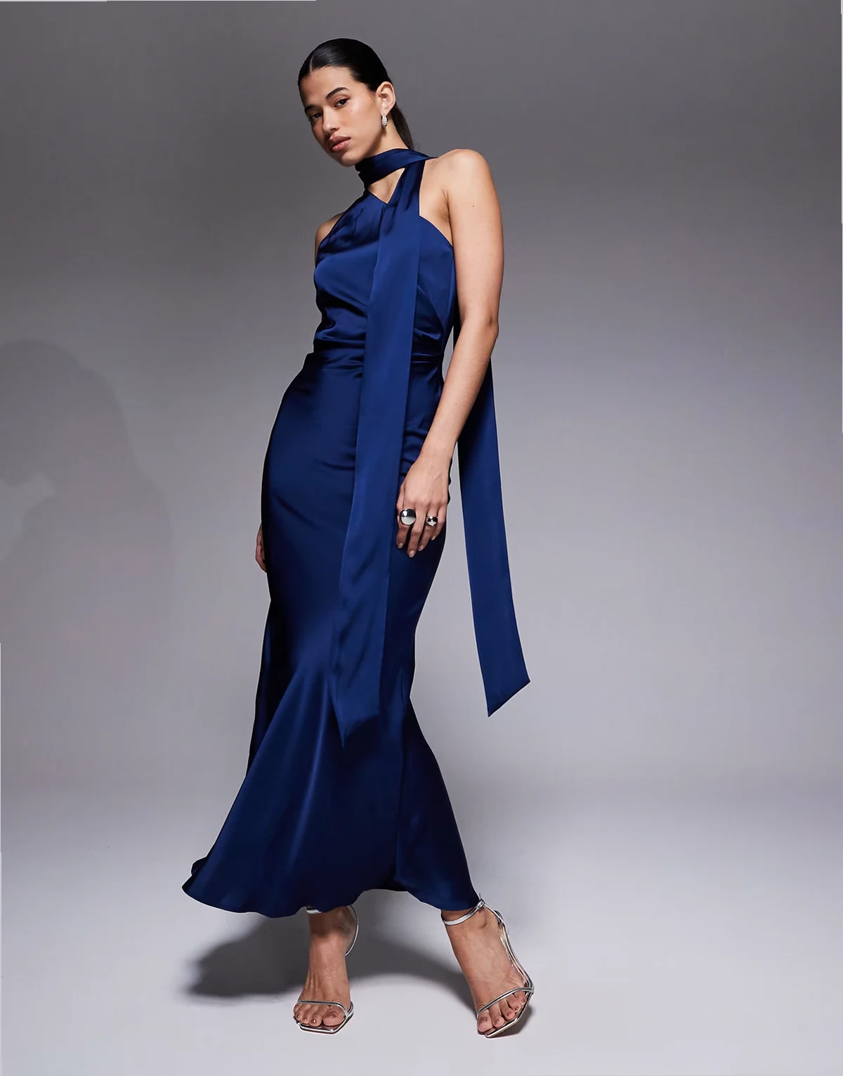 – Satin-Maxikleid in Marineblau mit geraffter Seite und Schaldetail