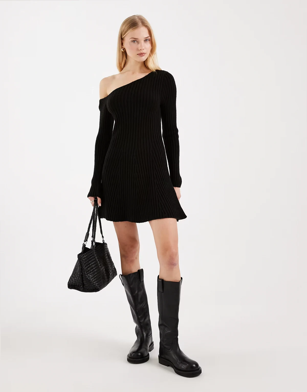– Schulterfreies, schulterfreies, schwingendes Mini-Strickkleid in Schwarz