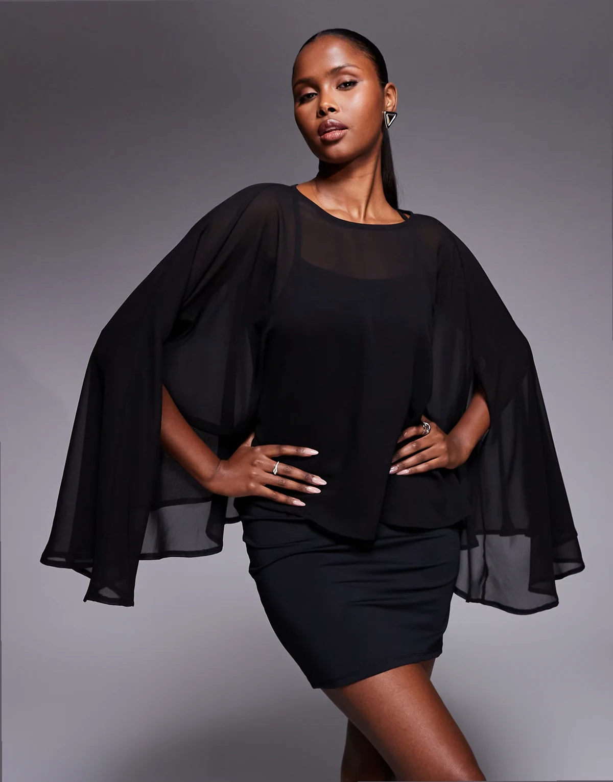 – Chiffon-Minikleid in Schwarz mit Cape-Detail