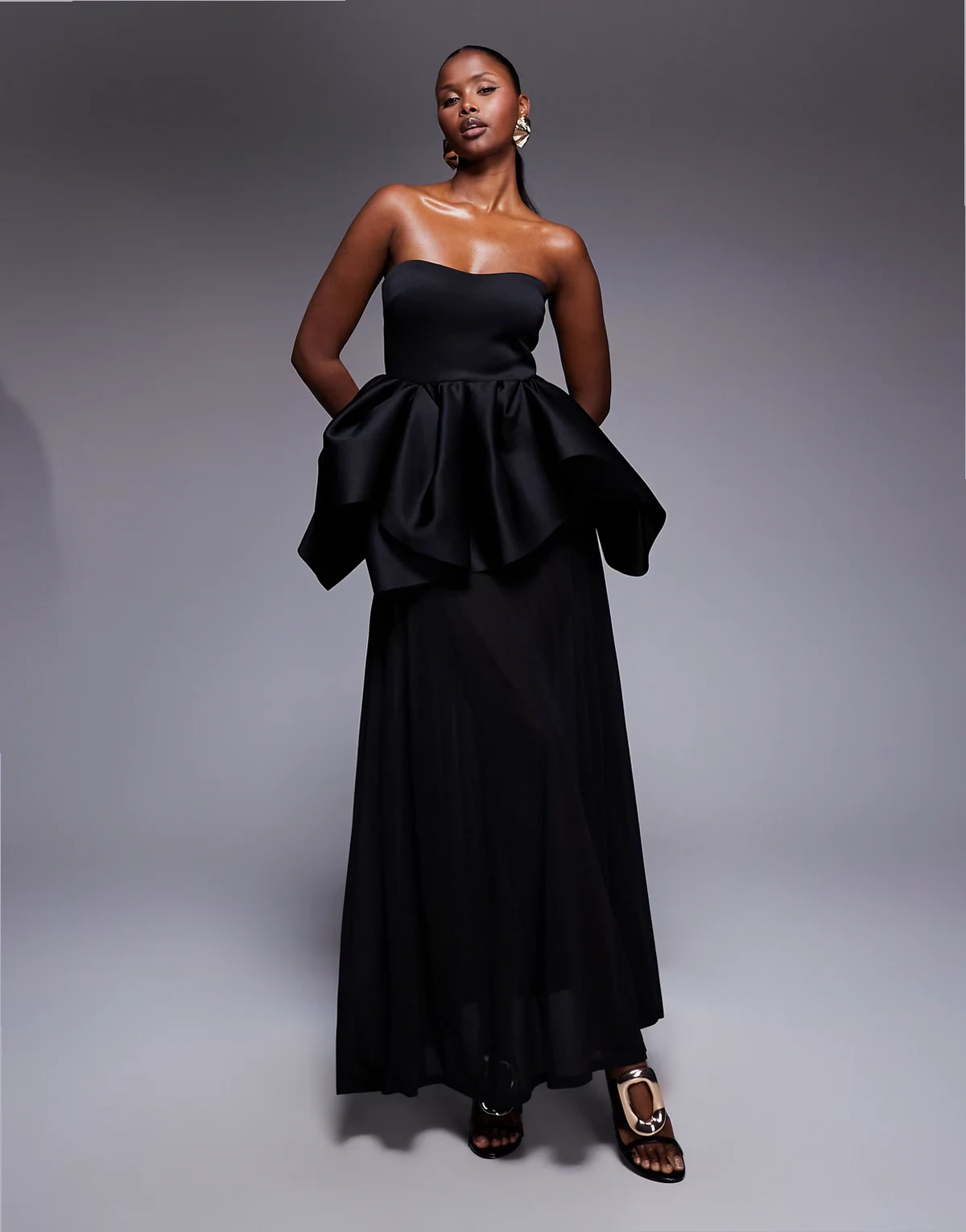 – Premium – Trägerloses Maxikleid aus neoprenartigem Stoff in Schwarz mit transparentem Rock